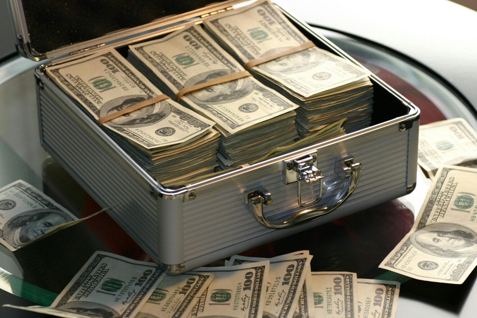 Simply Money Smart Money Tips for Travellers - XYZTravels