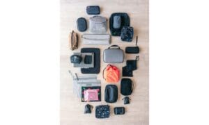 Using organiser to keep your belongings while travelling