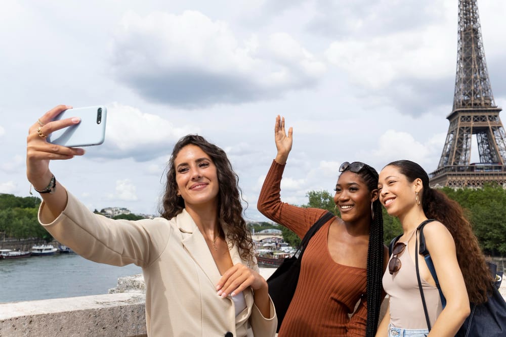 Women travelling together in Paris