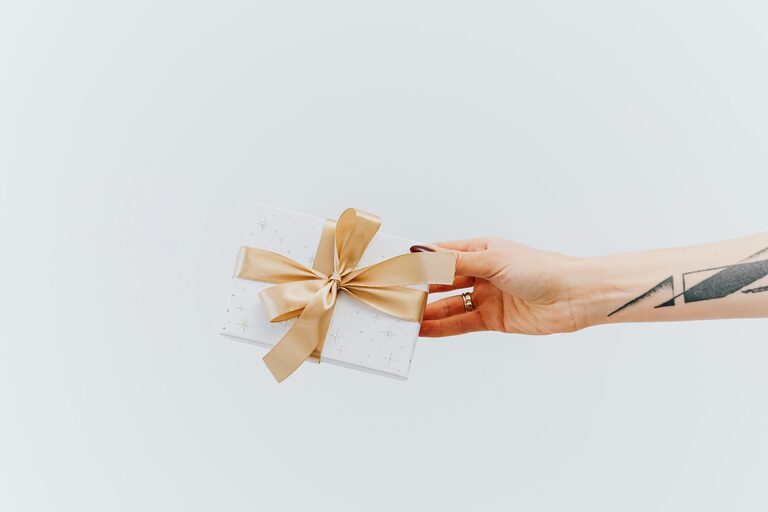 Person holding a travel gift card
