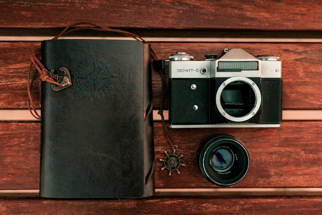 travel journal and camera, gift ideas for travellers